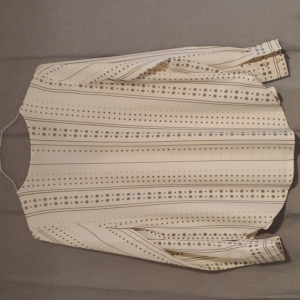 NWOT Ann Taylor White and Black Patterned V Neck Blouse - Picture 4 of 6